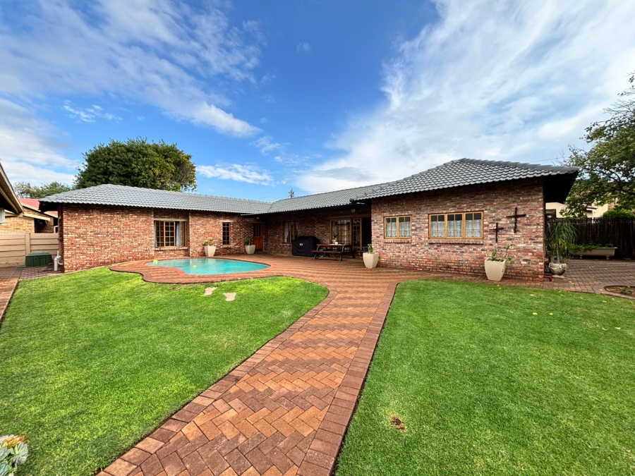 6 Bedroom Property for Sale in Flamwood North West